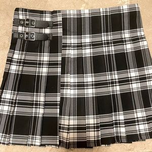 Short black grey white pleaded skirt